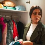 クローゼットの服を前に迷う人