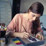 絵を描く作業に深く集中する人