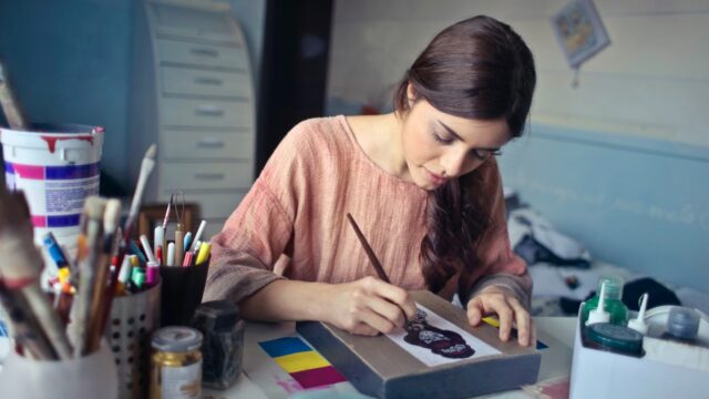絵を描く作業に深く集中する人